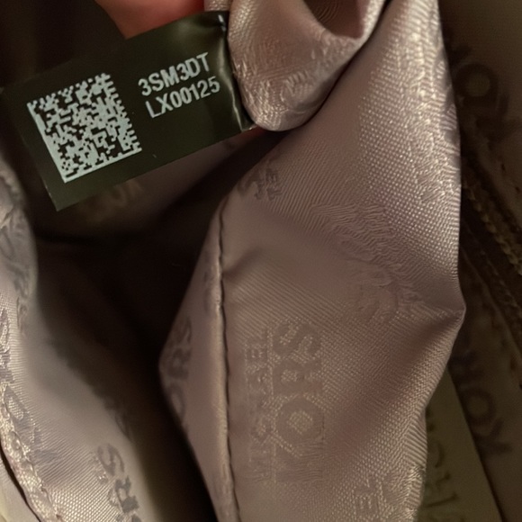 Michael Kors Grey Quilted Soft Leather Sholder Bag.Pristine Condition.⚠️FIRM⚠️ - Picture 8 of 15